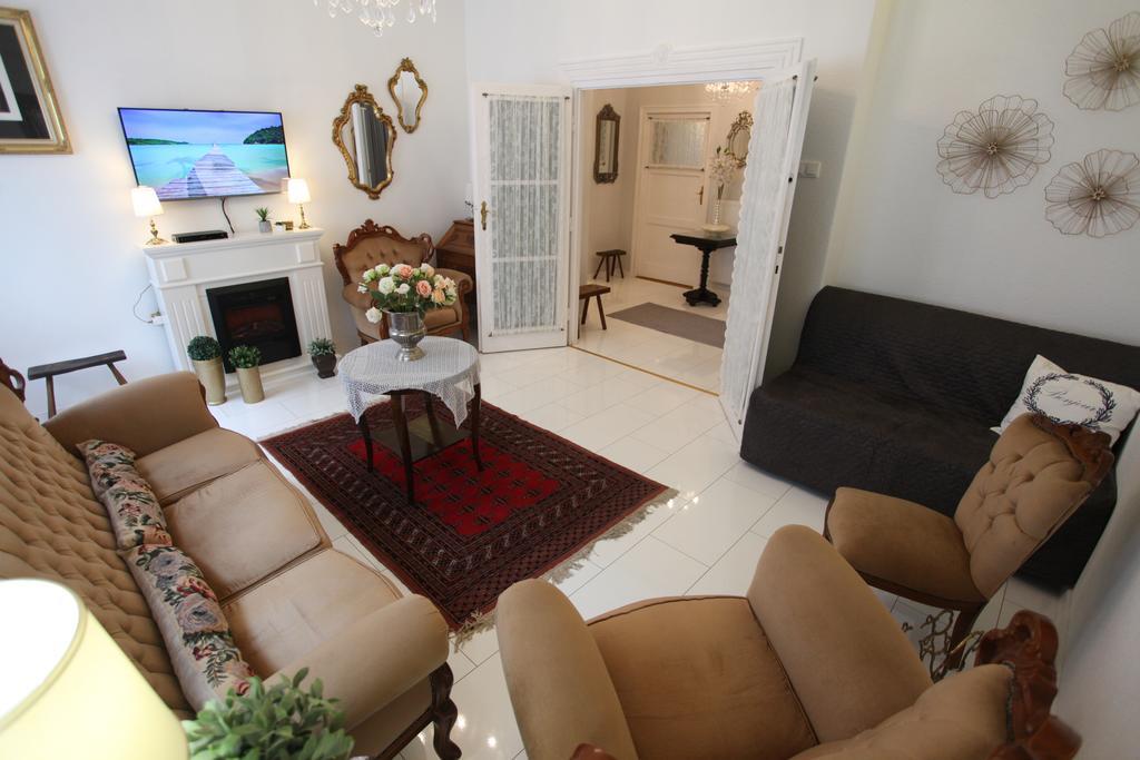 D.Five Neo-Baroque Apartment With Terrace ブダペスト エクステリア 写真