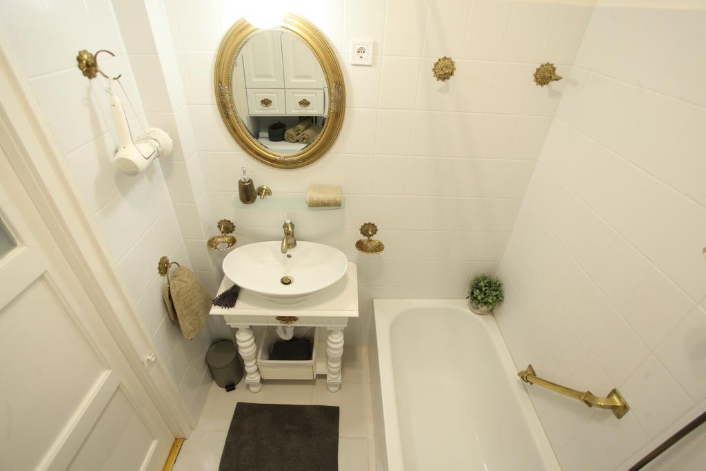 D.Five Neo-Baroque Apartment With Terrace ブダペスト エクステリア 写真